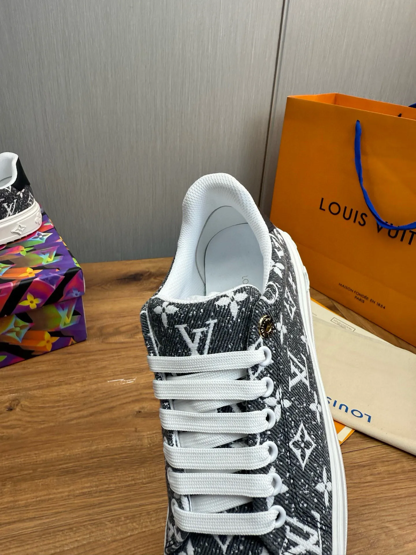 Factory price: 520💰LOUIS VUITTON [Louis VUITTON] The new trendy Lv is on the market🎁, casual and fashionable men's shoes👟The upper is made of imported original fabric + cowhide mesh lining, the original wear-resistant rubber outsole, the version is simple and elegant, exclusive for trendy men. Code number: 38-44, customized 45, 46